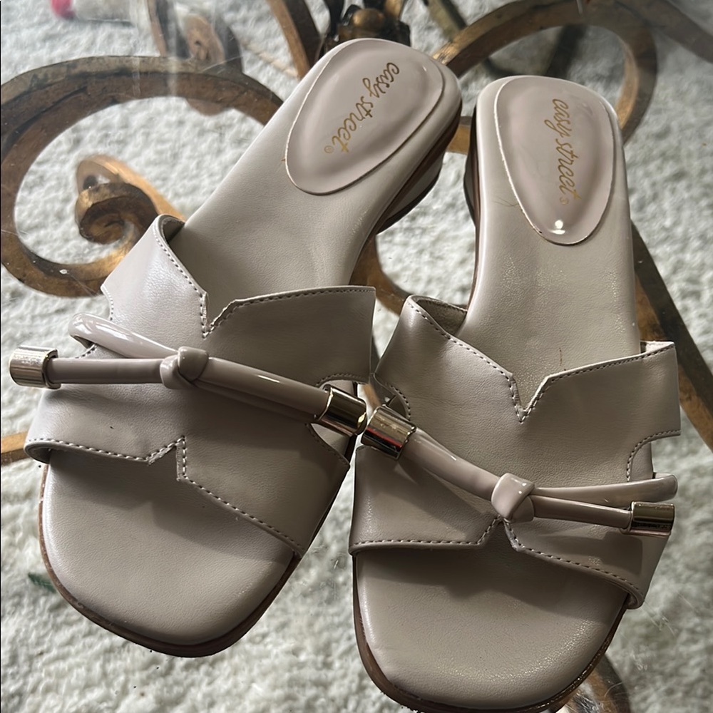 Easy Street Cream Sandals with Open Toe Design and Decorative Bow sz 8